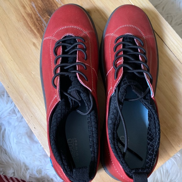 Cloud Footwear NIB Red Naja Sneakers - Picture 4 of 6